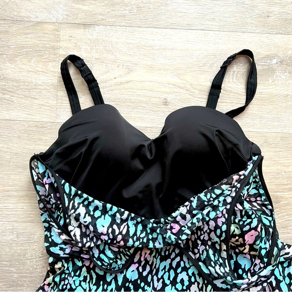 Torrid 1 Piece Animal Print Swimsuit Size 12W C/D - Picture 2 of 4